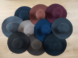 klobouk barokní - polotovar | barva cihlová, barva černá, barva šedo hnědá, barva tmavě modrá, barva bordó, barva sv. šedá, barva modrá, barva tmavě šedá, barva hnědá